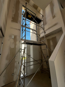 Photo de galerie - Installation de l’échafaudage pour les travaux de ponçage et mise en peinture d’un grand couloir 