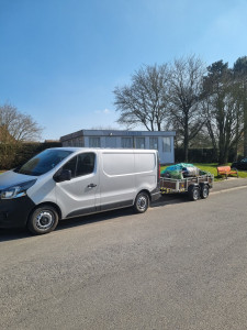Photo de galerie - Débarrassent de dechet verts dans la campagne au alentours d'Arras. 
tout sera jeté en decheterie et trier .
remorque, benne , grand convoi .