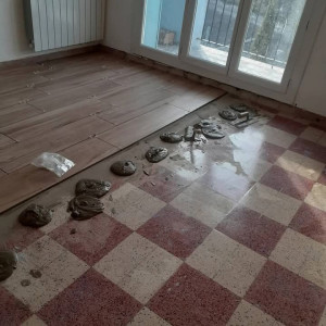 Photo de galerie - Carrelage salon salle à manger de 16m2 imitation bois 