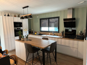 Photo de galerie - Pose de cuisine avec îlot central 