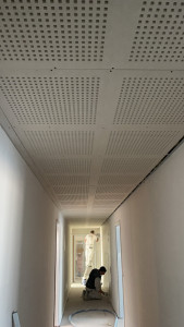 Photo de galerie - Pose d’un plafond deco dans un couloir . 