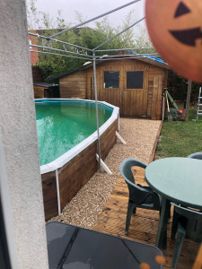 Photo de galerie - Piscine semi- enterais avec création de contours en bois 