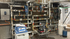 Photo de galerie - Réalisation plomberie ECS (eau chaude sanitaire) : montage du réseau de distribution avec vannes, circulateurs et instrumentation. Travail soigné et sécurisé. 