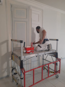 Photo de galerie - Un salon entièrement rénové pour lui donner une nouvelle ambiance, plus moderne et chaleureuse.