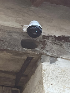 Photo de galerie - Pose, raccordement électrique et configuration d’une caméra de surveillance extérieure