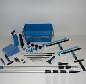 Photo de galerie - Matériels de lavage vitre: mouilleur, raclette, sceau, perche, grattoir 