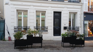 Photo de galerie - Après intervention. Bacs métalliques fabriqués sur mesure et agrémentés de plantes de terre de bruyère à floraison blanche échelonnée. Octobre 2025