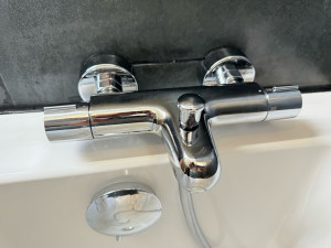 Photo de galerie - Installation, robinet de baignoire mitigeur