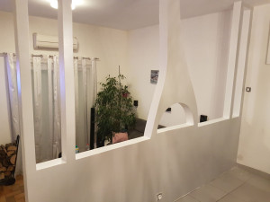 Photo de galerie - Construction d'une cloison séparatrice décorative
