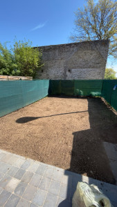 Photo de galerie - Arrachage avant des mauvaises herbes nivellement de la terre pour un futur semis de pelouse 