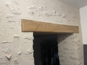 Photo de galerie - Création d’ouverture avec pose de poutre en chêne et enduit à la chaux en finition pierres apparentes 