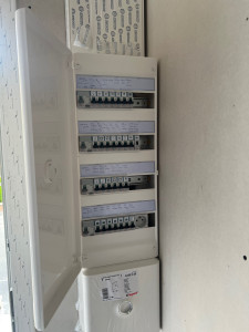 Photo de galerie - Tableau posé et raccordé, manque plus que les obturateur pour la finition et c’est ok