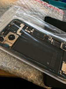 Photo de galerie - Changement de face arrière sur iPhone 15 