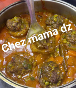 Photo de galerie - Tadjin petit poid avec artichaut farci au sauce rouge a  l'ancienne 