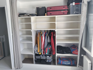 Photo de galerie - Installation d'étagères supplémentaires dans un dressing existant