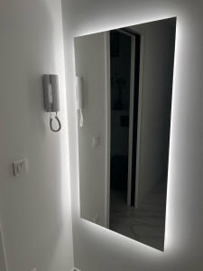 Photo de galerie - Pose d’un miroir rétro éclairer commander par un interrupteur et sans aucune saignée fais au mur 