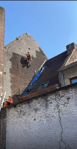 Photo de galerie - Travaux de maçonnerie , de plein pied , sur corde en accès difficile ( ici au dessus d’une verrier ) ou dur échafaudage