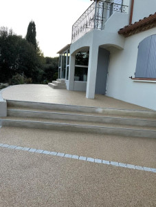 Photo de galerie - Vous souhaitez embellir votre extérieur avec un revêtement moderne et esthétique ?
Je vous propose mes services pour la réalisation de vos travaux en résine drainante :
Pose de résine drainante pour allées et chemins extérieurs
Aménagement des accès de ma