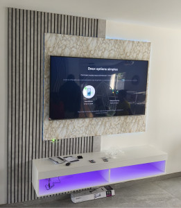 Photo de galerie - Décoration murale + meuble tv