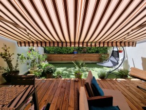 Photo de galerie - Création d'une terrasse en Pin sur plots, + mise en place de spots et prises électriques. 
