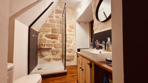 Photo de galerie - Pose parquet massif teck collé, création meuble vasque en pierre et bois, rénovation mur pierre