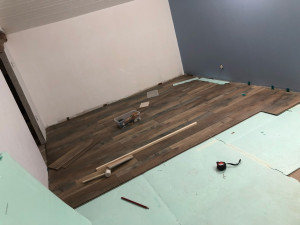 Photo de galerie - Pose de toile de verre lisse, peinture, plus pose de parquet flottant