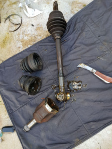 Photo de galerie - Souflet cadran hs  demontage tripod coté boite de vitesse en vue de le remplacer 