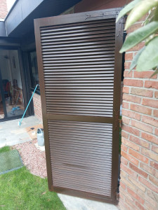 Photo de galerie - Ponçage et teinture volet 