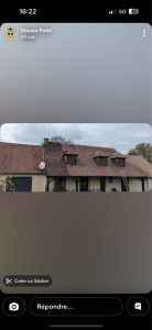 Photo de galerie - Nettoyage haute pression de toiture en tuiles sur maison individuelle — préparation avant traitement hydrofuge.
