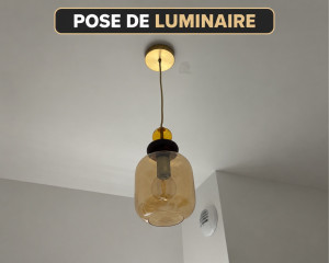 Photo de galerie - Pose d’un luminaire suspendu en verre ambré avec finition dorée, pour apporter une touche élégante à la pièce.