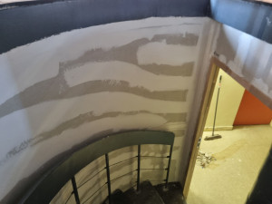 Photo de galerie - Cloisons arrondi autour d'un escalier en colimaçon 