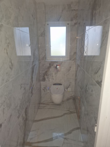 Photo de galerie - Rénovation WC après (WC suspendu avec cuvette et abattant japonais chauffant 