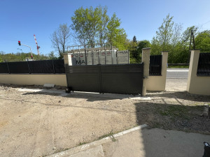 Photo de galerie - Portail posé en collaboration avec Ffma menuiserie