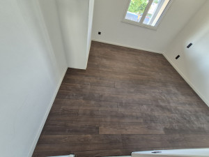 Photo de galerie - Pose de parquet flottant et plinthes 