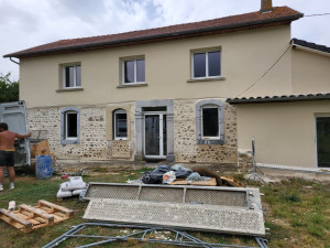 Photo de galerie - Enduit monocouche neuf et rénovation, tout le bas de la maison est en rejointement en pierre apparente puis le haut est en finition gratté fin avec le petit retour en bas à droite. 