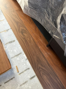 Photo de galerie - Mise en place de lames de sol lors d’un aménagement intérieur.