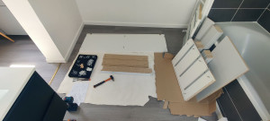 Photo de galerie - Début de montage meuble commode laquée 6 tiroirs