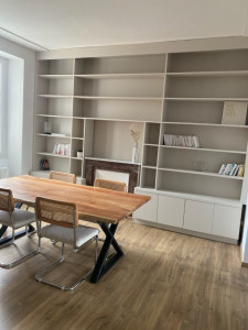 Photo de galerie - Agencement d'une bibliothèque murale avec cheminé intégré 