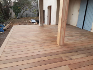 Photo de galerie - Terrasse et pergola en bois sur pilotis