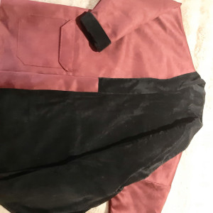 Photo de galerie - Veste réversible en velours noir et suédine rouge