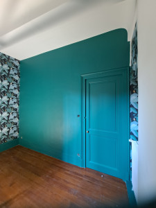 Photo de galerie - Renovation des murs à l'aide d'un enduisage et mise en peinture avec deux peintures laque Flamant teintes Peacock et Tennis White et pose d'un papier peint