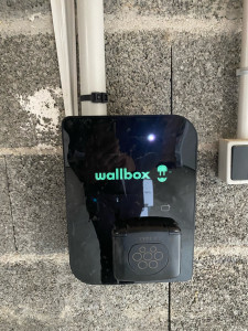 Photo de galerie - Installations d’une borne de recharge pour véhicules électriques chez un particulier 