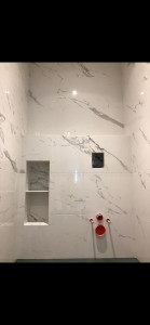 Photo de galerie - Toilettes avec niche intégrée en carreaux moyen format effet marbre 