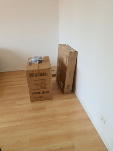 Photo de galerie - Carton avant montage table, chaises et porte-manteau 