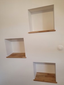 Photo de galerie - Réalisation de case étagère en placo avec tablette en bois