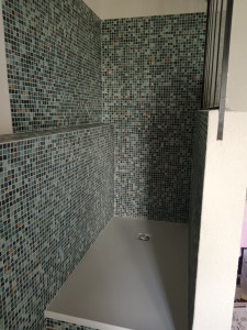 Photo de galerie - Douche à l'italienne 
Carrelage faïence mosaïque 