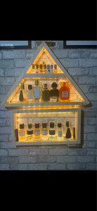 Photo de galerie - Étagère murale sur-mesure avec LED intégrée.