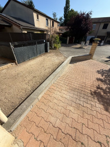 Photo de galerie - Création d un mur en parpaing à bancher et reprise de pavé 