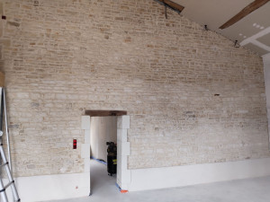 Photo de galerie - Restauration complète d un futur salon ,dejointage,rejointage,reprise partielle au répare pierre parex Lanko ,création d un bandeau en G20 et jointage également au monomax  Parex Kanko