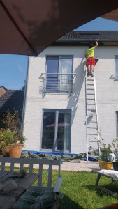 Photo de galerie - Traitement anti-mousse plus nettoyage de la toiture. également les quatre faces de la maison avec une peinture intégrale. De toute la maison 